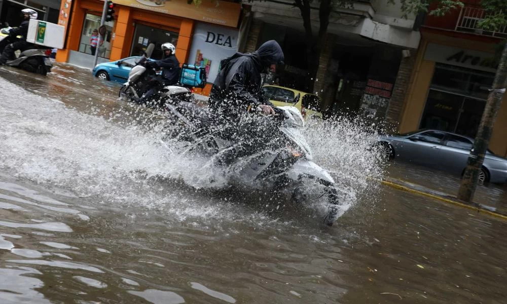 Καιρός meteo: Βροχές και χαμηλές θερμοκρασίες τη Δευτέρα